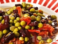 Рецепта Яхния от черен боб със зелен грах, домати, моркови и лук в тенджера